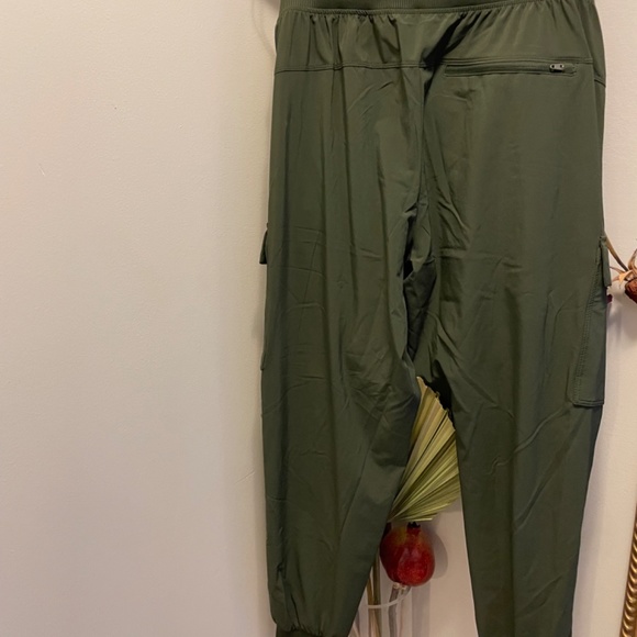 Women's Stretch Woven Tapered Cargo Pants - All in Motion - Picture 2 of 3